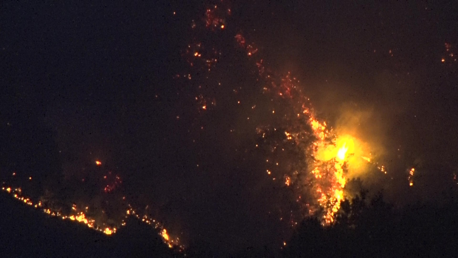 Kocaeli'nin Karamürsel ilçesinde çıkan orman yangınını kontrol altına almak için