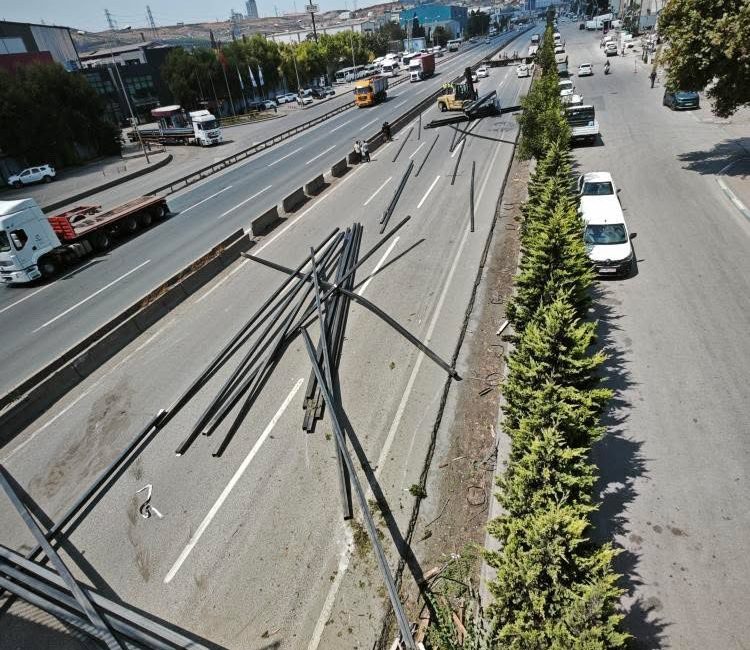 Kocaeli geçişinde D-100 kara yolunda seyir halindeki bir tırdan yola