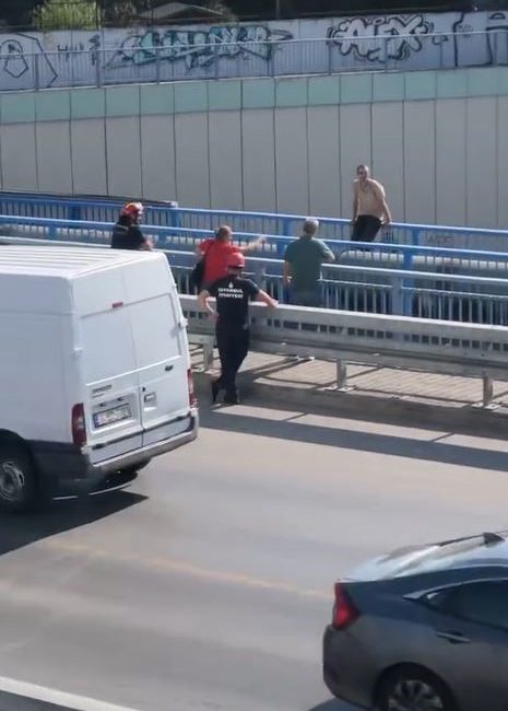 Küçükçekmecede E-5 üzerindeki üst geçide çıkan şahsın intihar girişimi trafiği