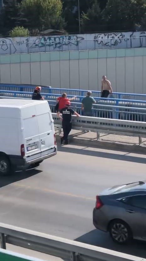 Küçükçekmecede E-5 üzerindeki üst geçide çıkan şahsın intihar girişimi trafiği