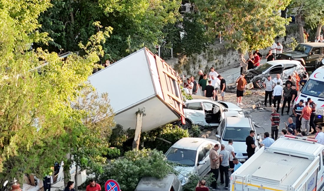 Nevşehir’in Göreme beldesinde freni patlayan kamyon, park halindeki 10 araca