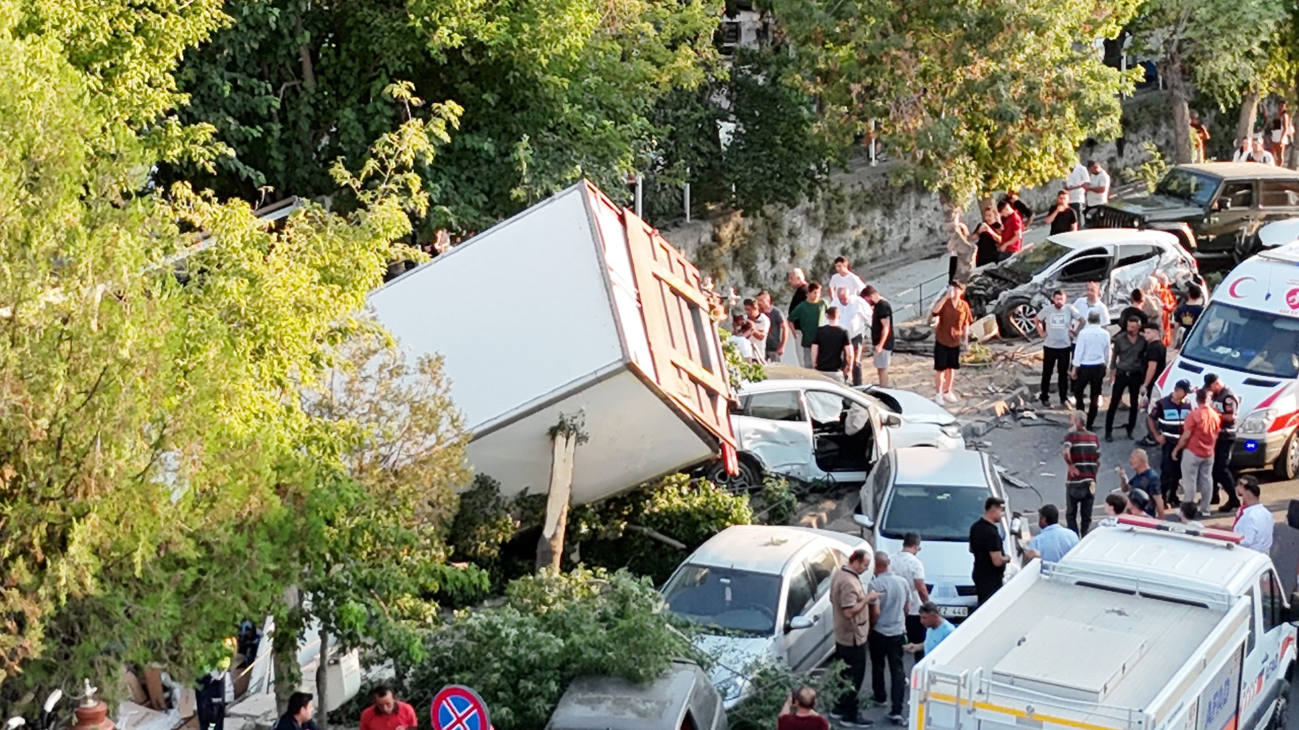 Nevşehir’in Göreme beldesinde freni patlayan kamyon, park halindeki 10 araca
