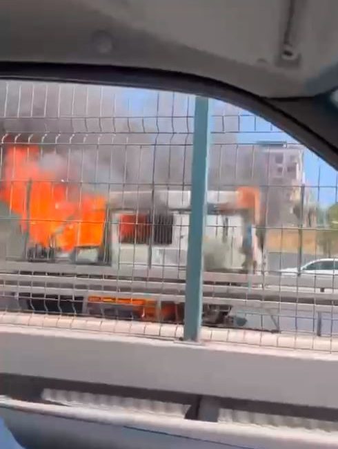 Esenyurt E-5'te, kamyonette çıkan yangın panik yarattı. Trafikte alev alarak