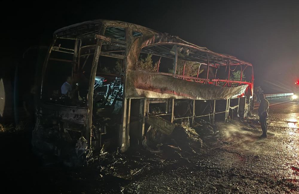 Ankara’nın Kızılcahamam ilçesinde seyir halindeyken yanmaya başlayan yolcu otobüsü kullanılamaz