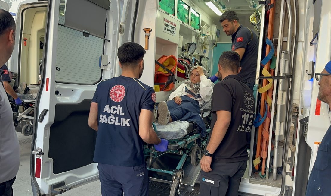 Adıyaman’da yolcu minibüsünün elektrik direğine çarptığı kazada 8 kişi yaralandı.