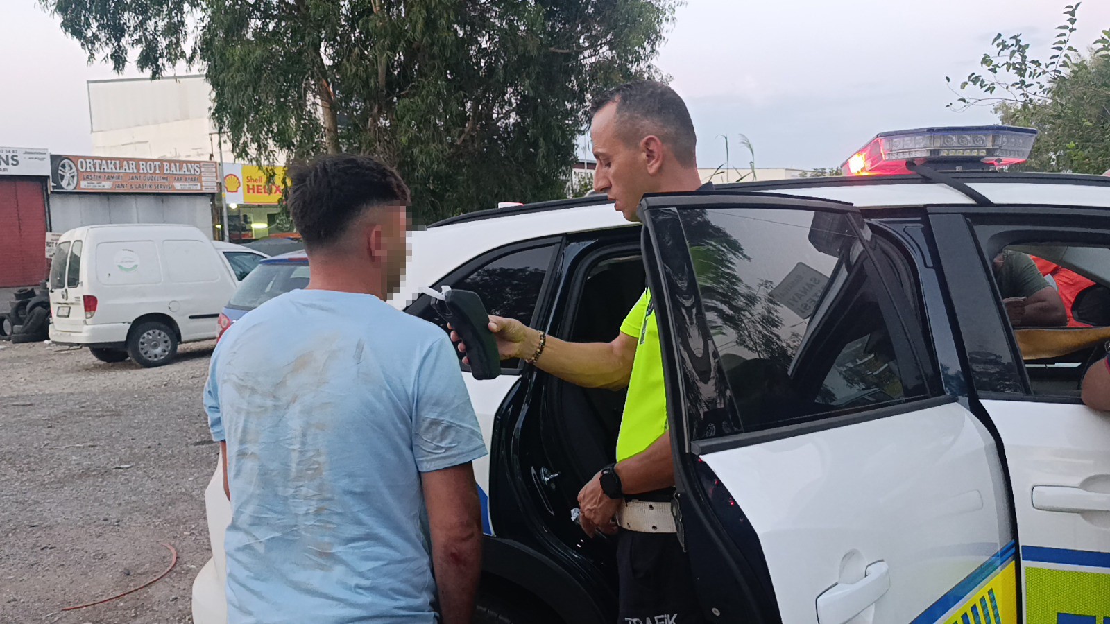 Antalya'nın Manavgat ilçesinde meydana gelen trafik kazasında yaralanmasına rağmen ambulansla hastaneye gitmeyi