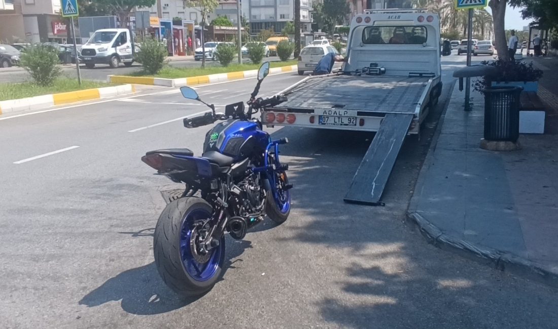 Antalya'nın Manavgat ilçesinde, motosikletiyle trafikte akrobatik hareketler yaparak sosyal medyada
