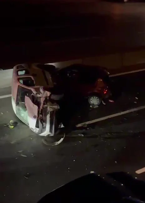 Kocaeli D100 Karayolu'nda lastiği patlayarak yolda duran otomobile hafif ticari