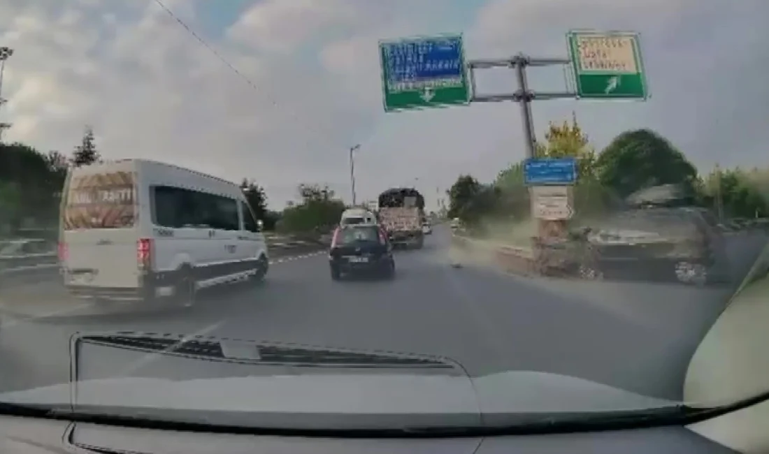 Kocaeli’nin Gebze ilçesinde ana yola bağlanmaya çalışan otomobil, kamyonetle çarpışmaktan