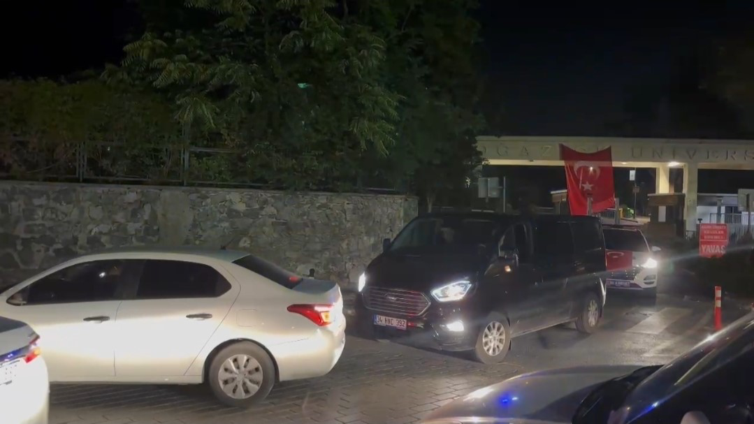 İstanbul'da Boğaziçi Üniversitesi'nin kampüsünde 20 yaşındaki genç, 15 yaşındaki kızı