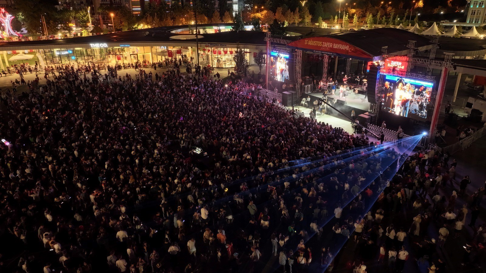 Kocaeli'de Fettah Can, 30 Ağustos Zafer Bayramı'nın 103. yıldönümünde sevenleri