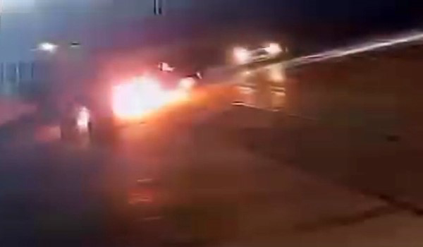 Kocaeli'nin Başiskele ilçesinde seyir halindeki otomobil alev aldı. O anlar,