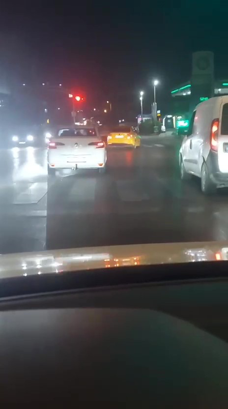 Kocaeli'nin Gebze ilçesinde işlek caddede "drift" yaparak trafiği tehlikeye düşüren
