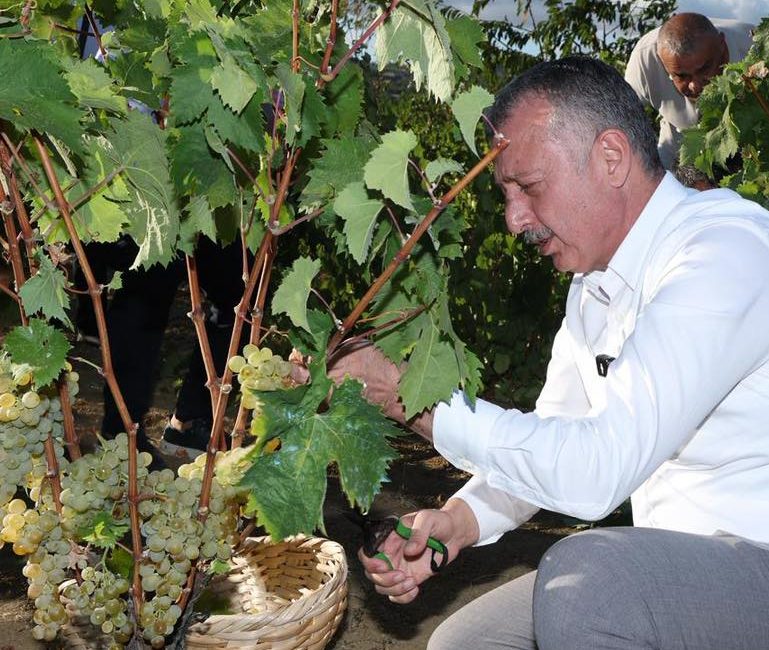 Başkan Tahir Büyükakın, Kocaeli Büyükşehir Belediyesi’nin gübre ve mazot desteği