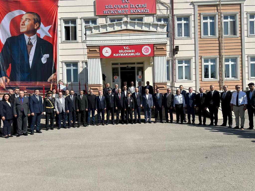 Dilovası’nda düzenlenen programla 30 Ağustos Zafer Bayramı yoğun katılımla kutlandı.
