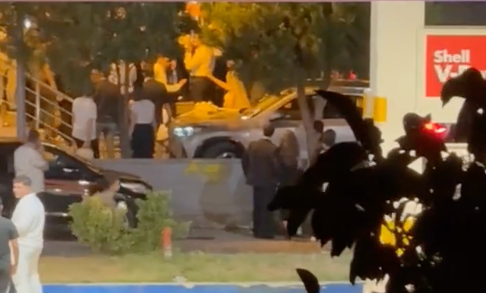 Kocaeli Körfez'deki bir düğün salonunda gelin ve damat yakınları arasında