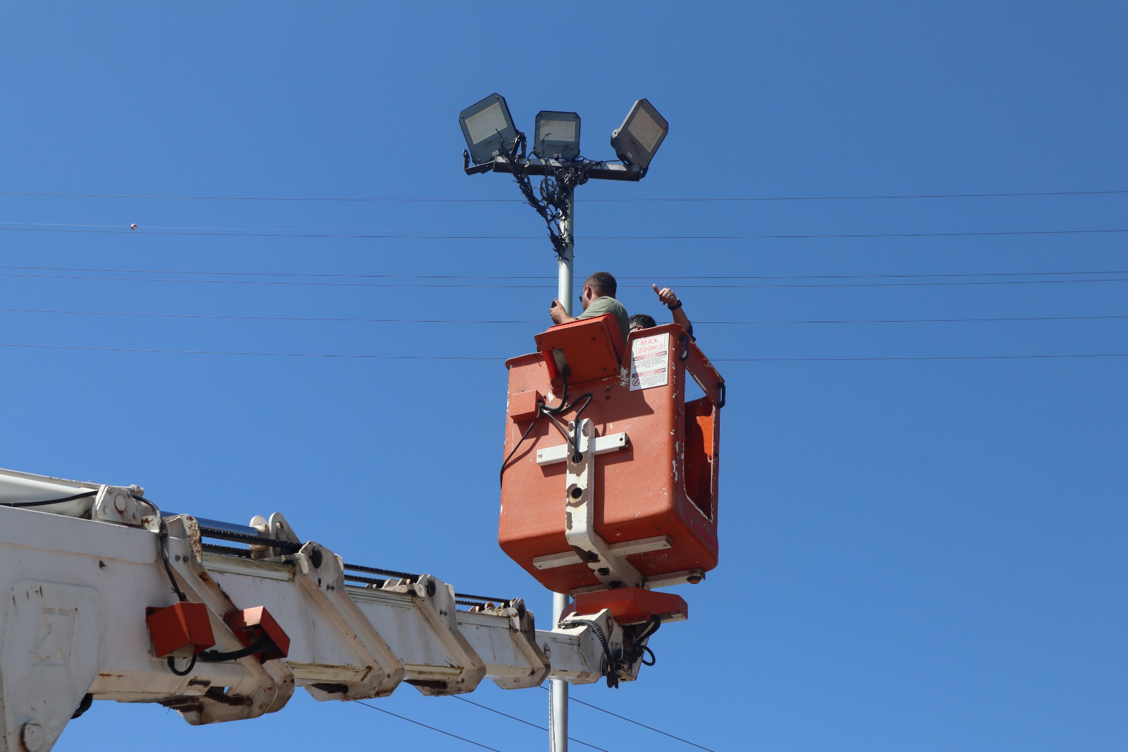İzmit Belediyesi, zamansız katı atık ve düzensiz çöp atanların önüne