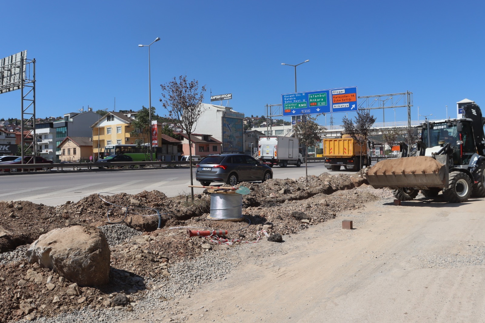 İzmit Belediyesi, Yahyakaptan Mahallesi’nde başlattığı dekoratif aydınlatma çalışmalarıyla hem estetik