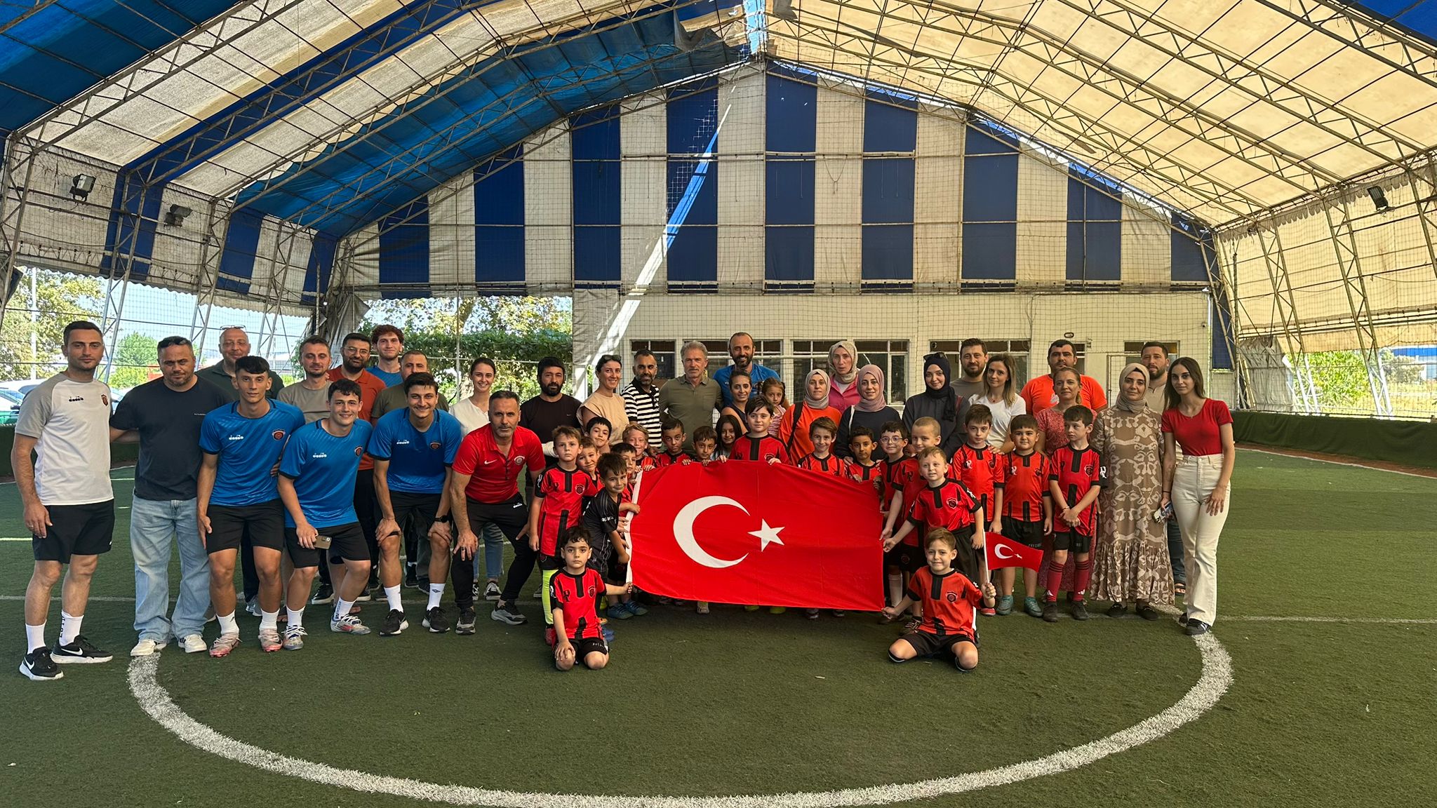 Gölcükspor Futbol Akademisi, 30 Ağustos Zafer Bayramı’nı sahada Türk Bayrağı