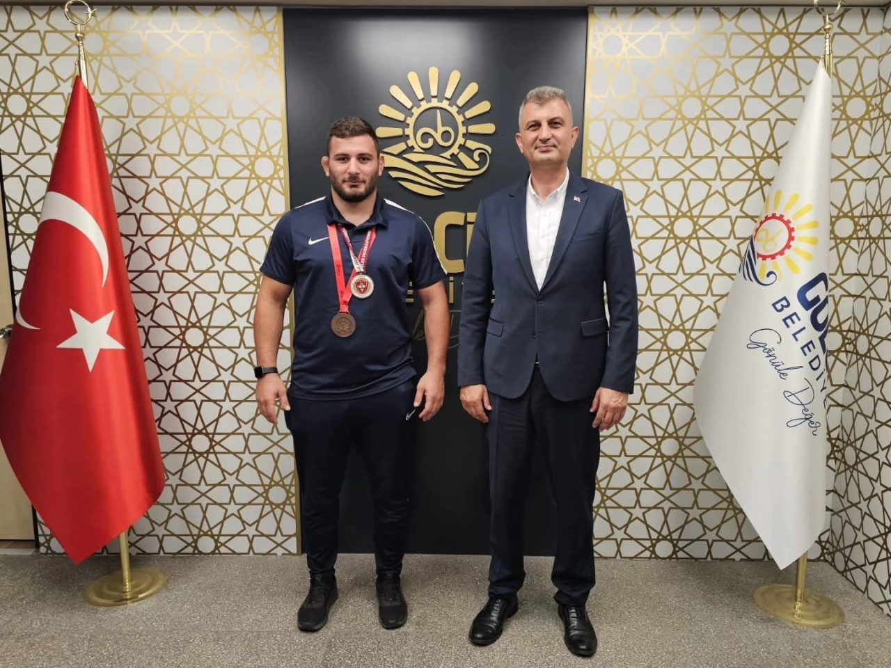 Gölcük Belediyespor pehlivanı Abdulrefik Öner, başpehlivan unvanı ile er meydanında