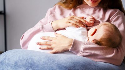 
Bebekler dünyaya geldikten yaklaşık bir saat sonra uyuklamaya başlar. Bu