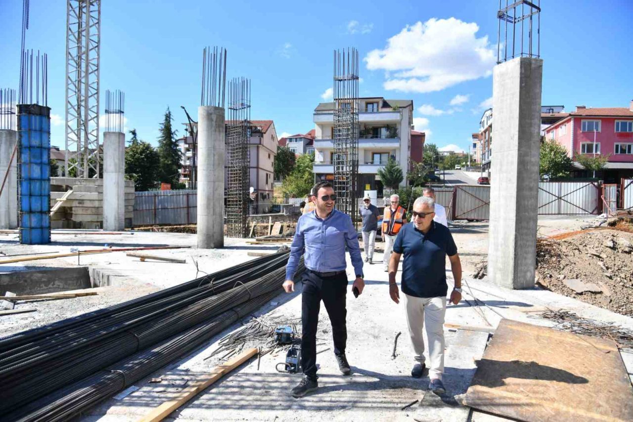 Başiskele Belediye Başkanı Yasin Özlü, ilçede yapımı süren çocuk kütüphanesi,