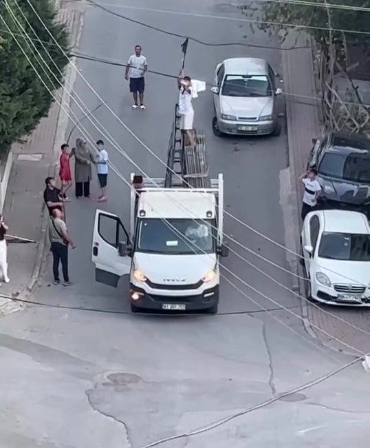 Kocaeli’nin Çayırova ilçesinde ayağı teldeki beze takılarak çırpınan güvercin, kamyonetin