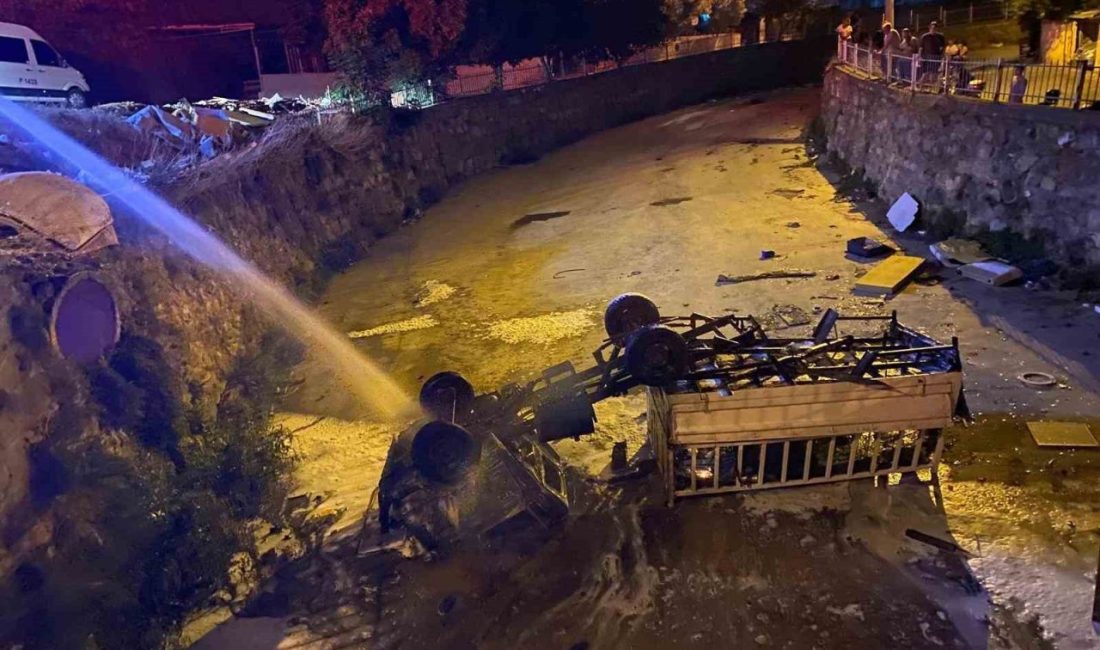 Kocaeli’nin Körfez ilçesinde park halindeyken freni boşalan kamyonet, dere yatağına