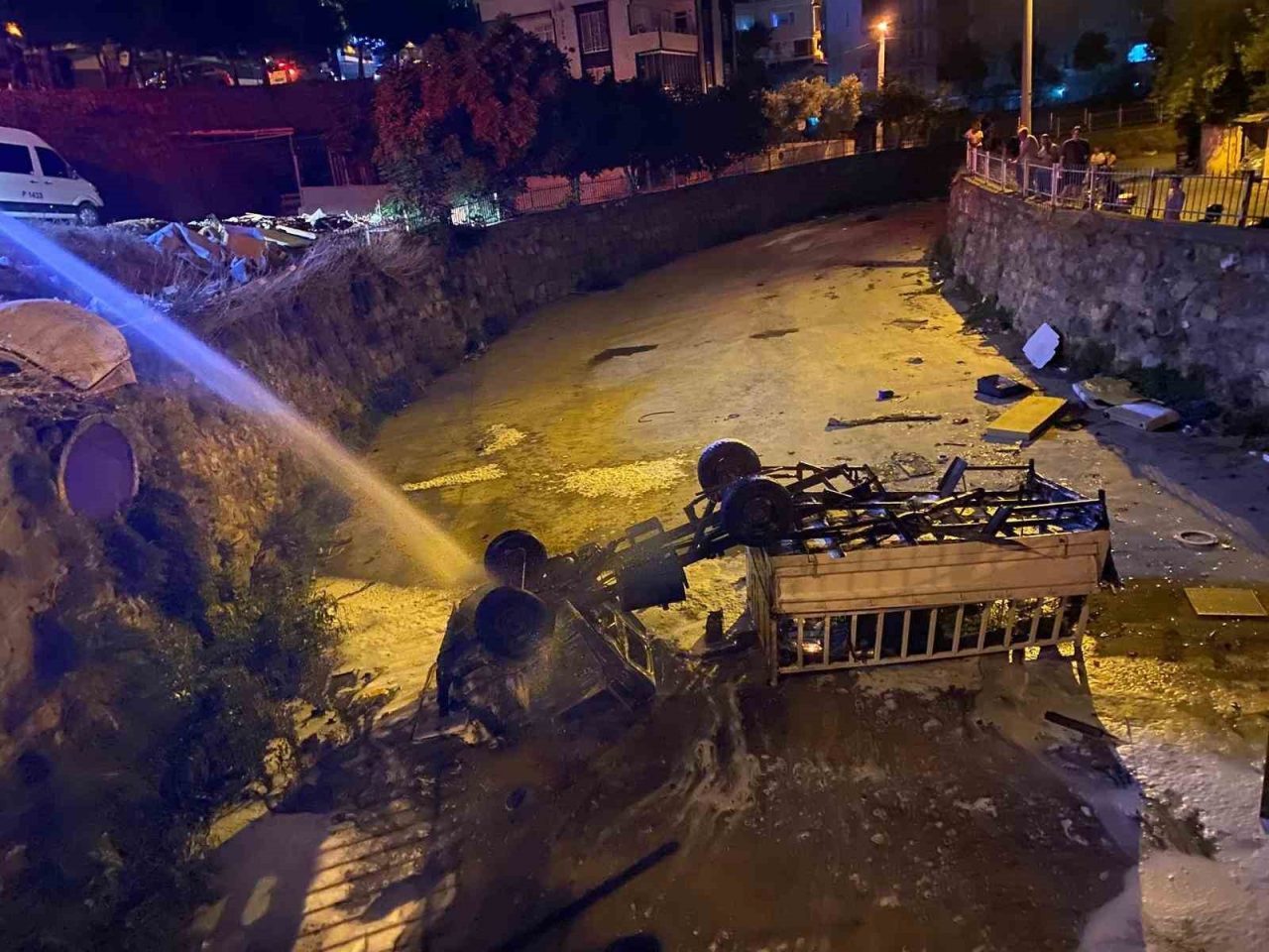 Kocaeli’nin Körfez ilçesinde park halindeyken freni boşalan kamyonet, dere yatağına