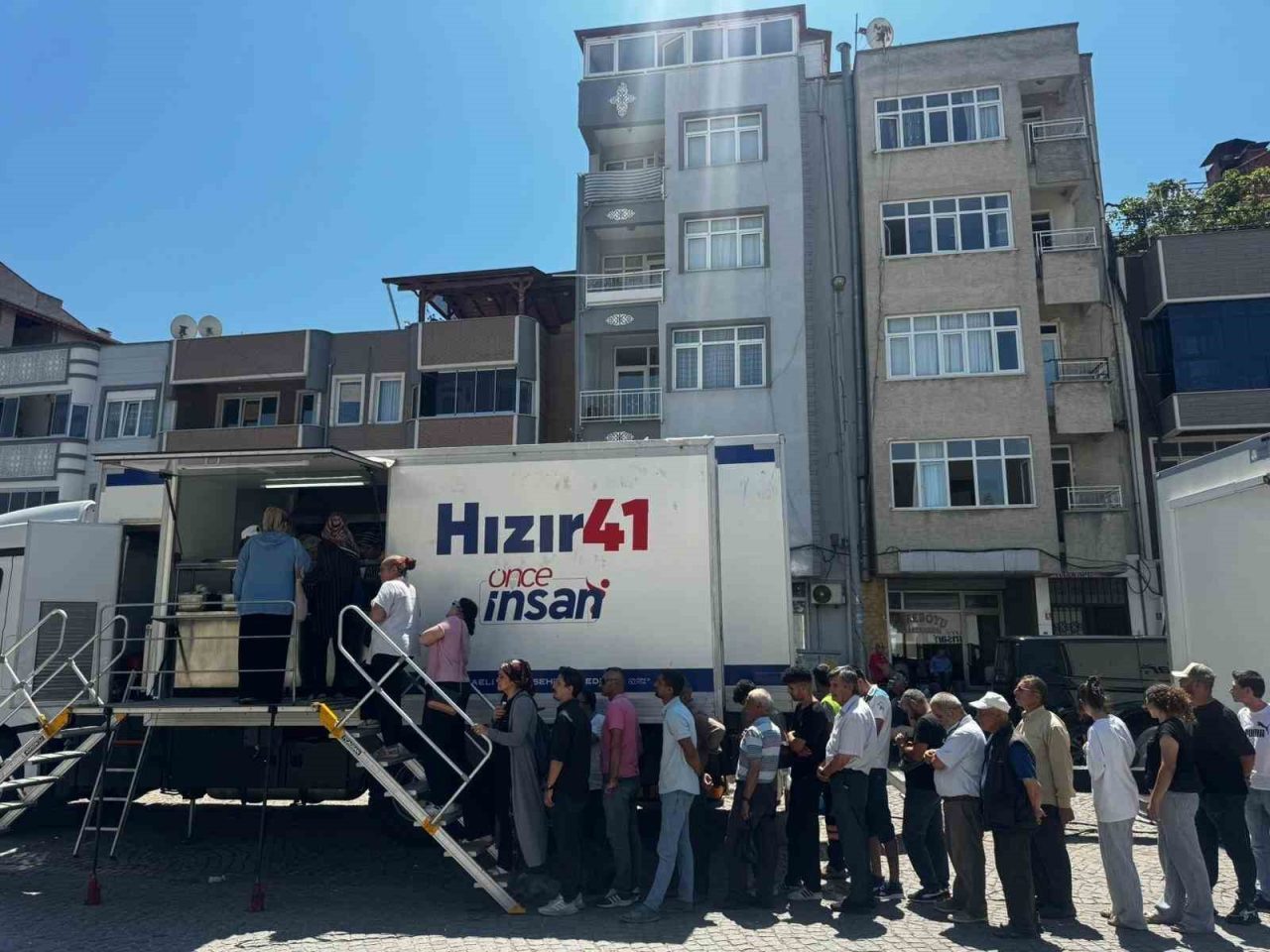 Kocaeli Büyükşehir Belediyesi’ne ait Hızır 41 afet ekibi, Balıkesir Sındırgı’da