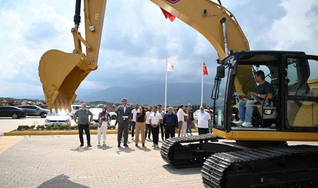 Kartepe Belediyesi, hizmet filosuna 3 kamyonet ve ekskavatör dahil etti.