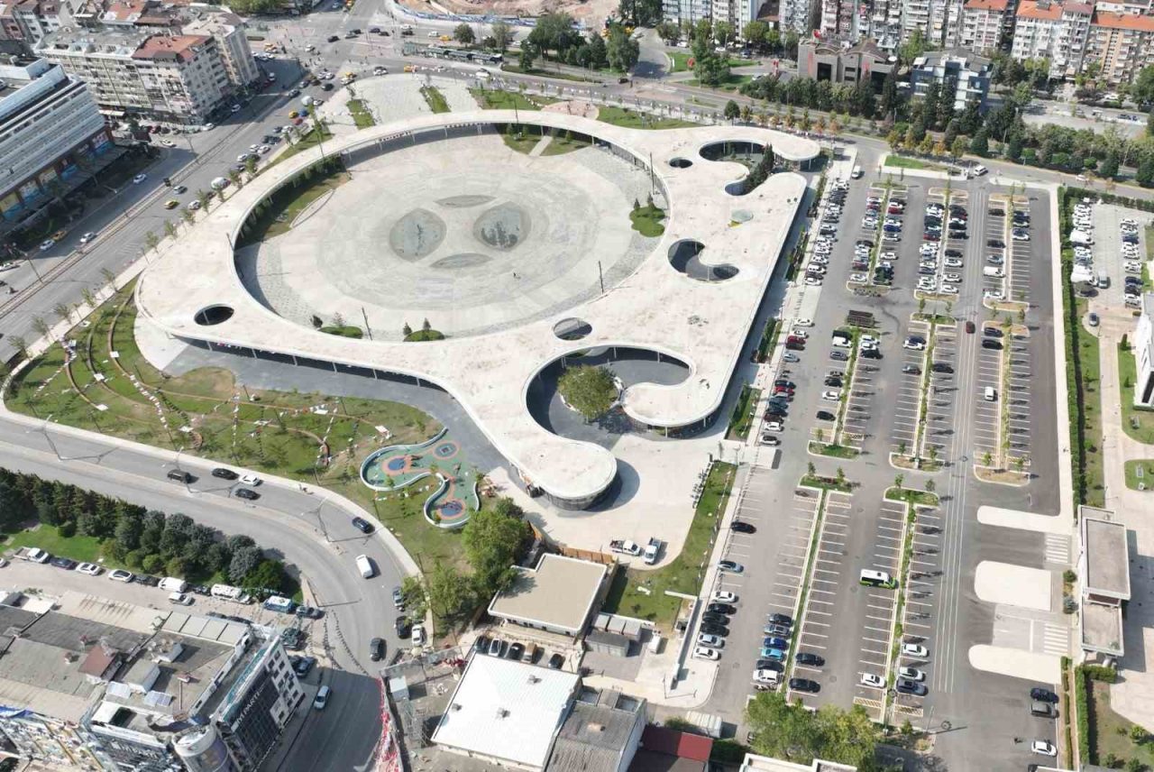 Kocaeli’nin yeni çekim merkezi olan Milli İrade Meydanı, geniş otoparkıyla