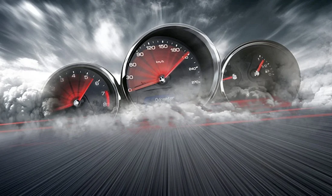 Türkiye genelindeki karayollarında hız sınırları ve trafik işaretleri yeniden düzenleniyor.
