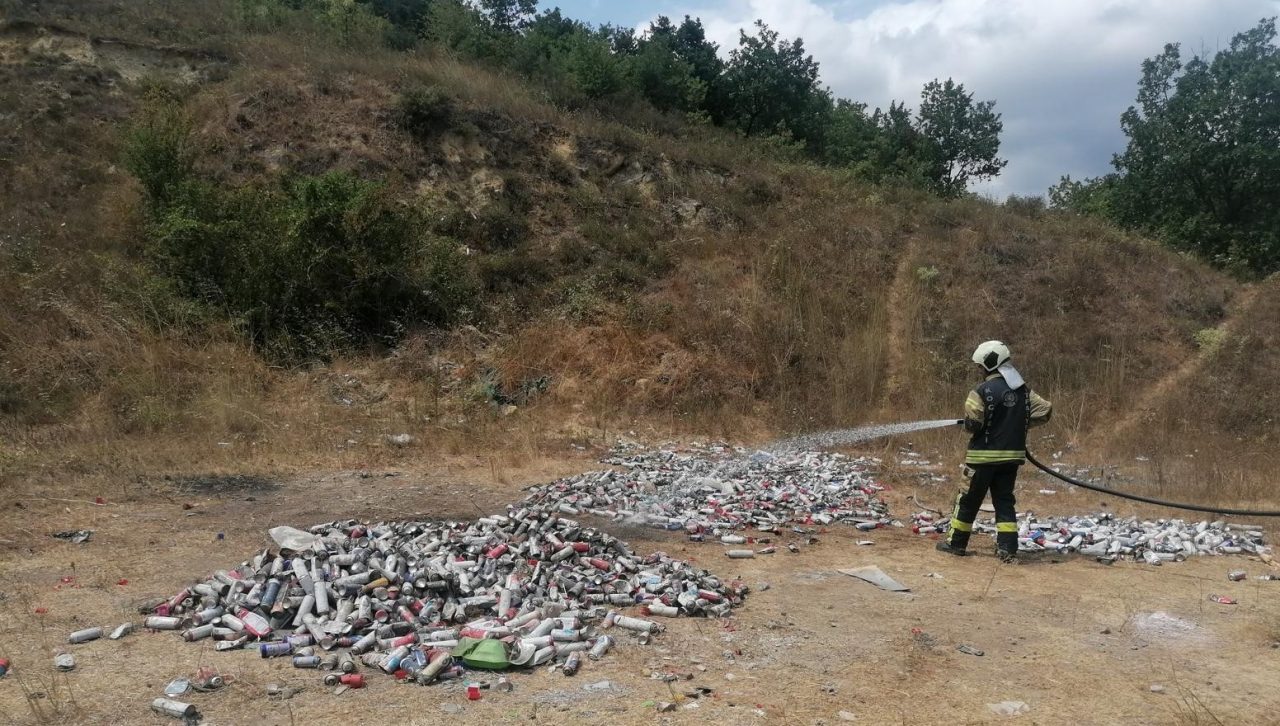 Kocaeli’nin İzmit ilçesinde ormanlık alana bırakılmış çok sayıda basınçlı sprey