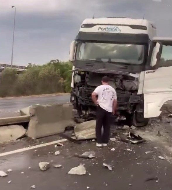 Kocaeli D-100 Karayolu’nda seyir halinde olan tır, sürücüsünün kontrolünden çıkarak