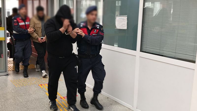 Kocaeli'nin Başiskele ilçesinde, terör örgütü DEAŞ'a yönelik operasyonda yakalanan 4 zanlı,