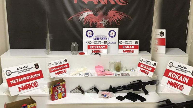 Derince ve Gölcük ilçelerinde sokak satıcılarına yönelik düzenlenen operasyonda gözaltına
