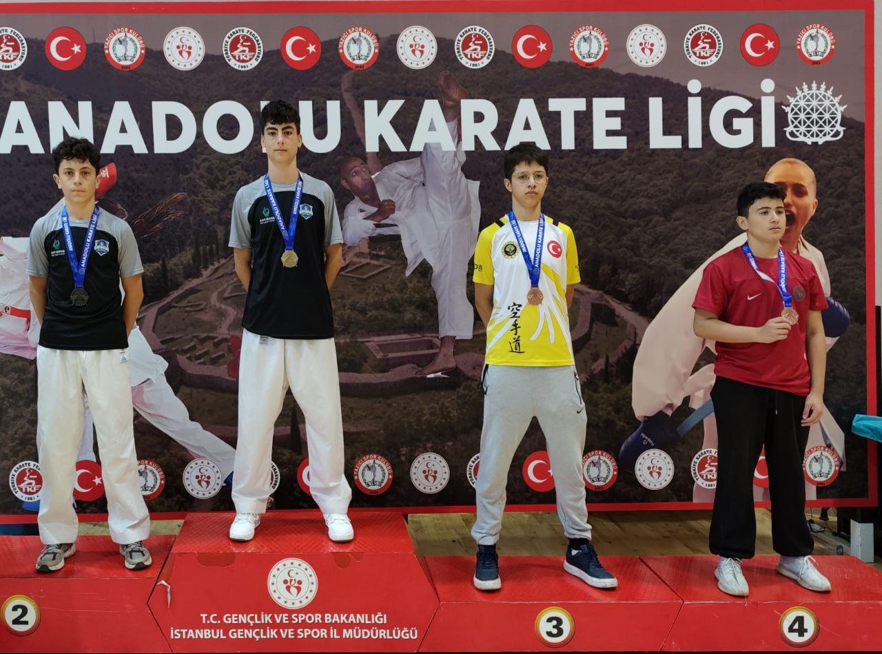 Çayırova Belediyesi Eğitim Spor Kulübü’nün karate branşı sporcuları, geçtiğimiz günlerde