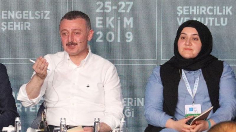 Başkan Büyükakın, Kartepe Zirvesi’nde üniversite öğrencileriyle buluştu. Forumda gençler talep