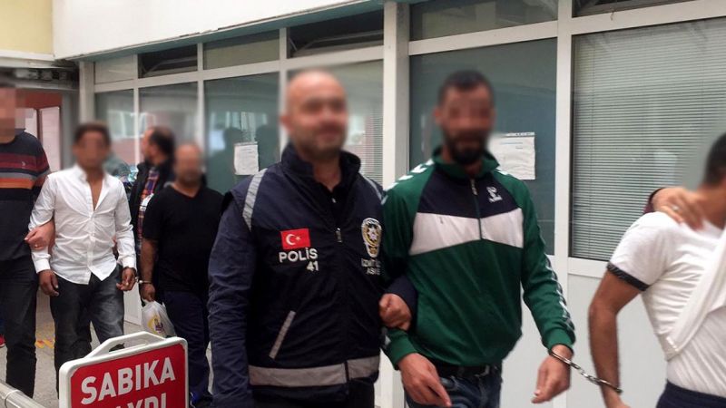 İzmit'te hırsızlık suçlarından haklarında kesinleşmiş hapis cezası bulunan 3 kişi