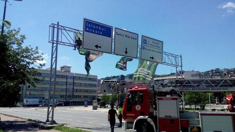 İzmit Milli İrade Meydanının yanında bulunan trafik levhalarının bulunduğu direğe