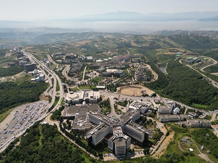 Kocaeli Üniversitesi’nde, öğrencilerin üniversite yaşamına uyumunu kolaylaştırmak ve kent ile