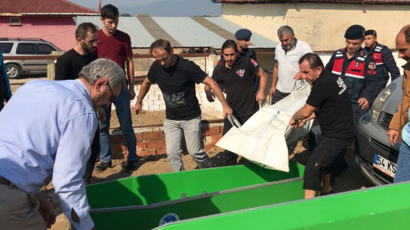 Sakarya'nın Geyve ilçesinde balık tutmak için açıldıkları Sakarya Nehri'nde kayıklarının
