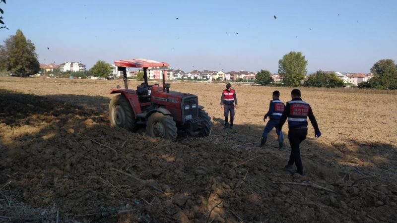 Bursa'nın İnegöl ilçesinde, tarlada çalışırken yanına gelen şüpheli ile aralarında