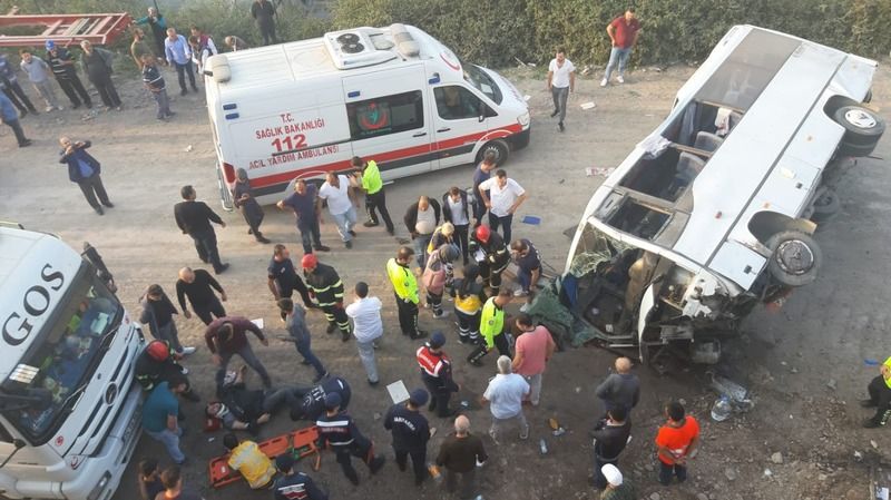 Gebze'de, işçileri taşıyan servis midibüsünün devrilmesi sonucu 8 kişi yaralandı.
