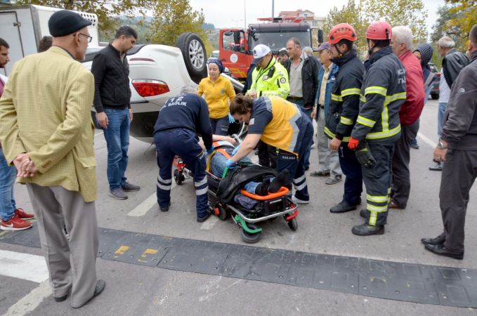 Karamürsel'de park halindeki iki araca çarparak takla atan otomobilin sürücüsü