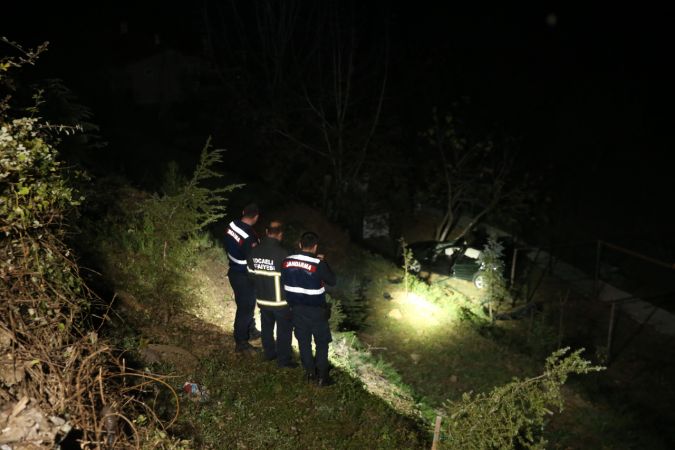 Kocaeli'nin Kartepe ilçesinde otomobilin şarampole devrilmesi sonucu bir kişi yaralandı.