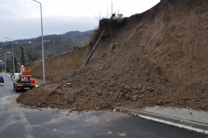 Gölcük'te toprak kayması nedeniyle elektrik direği devrildi.