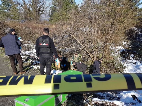 Sapanca Uzunkum Mahallesi'nde ormanlık alanda bir erkek cesedi bulundu. Vatandaşlar