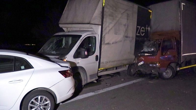 Bursa'da, çalıştıkları firmaya ait kamyonetin patlayan lastiğini değiştirmek için yardıma